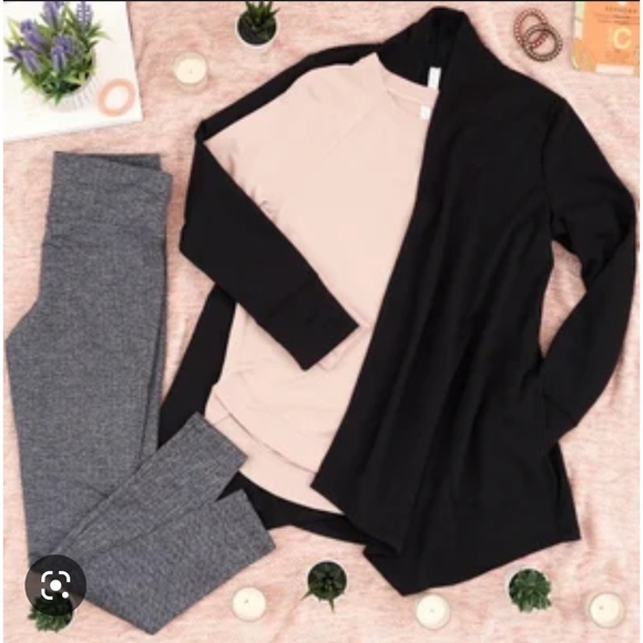 Wrap open jacket, super soft and cozy. Perfect to wear to and from yoga - Picture 2 of 9